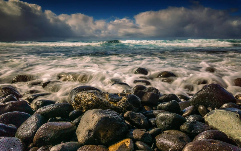 waves crashing onto the shore at the ocean