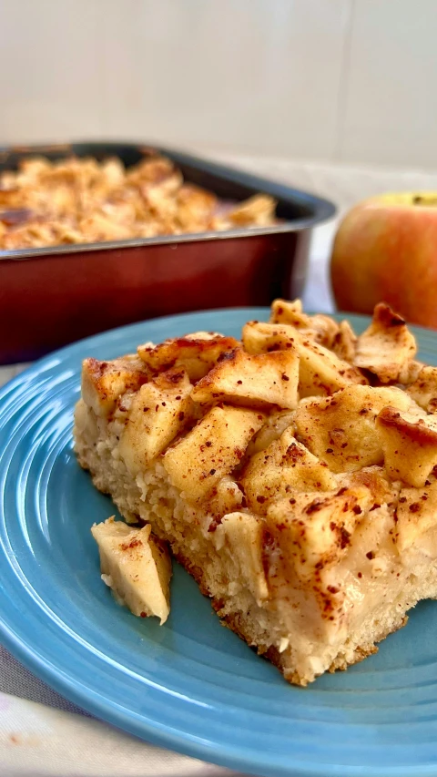 a plate of apple pie is on a table