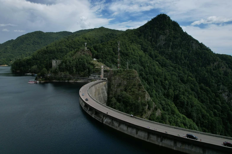 a high way that has cars traveling on it