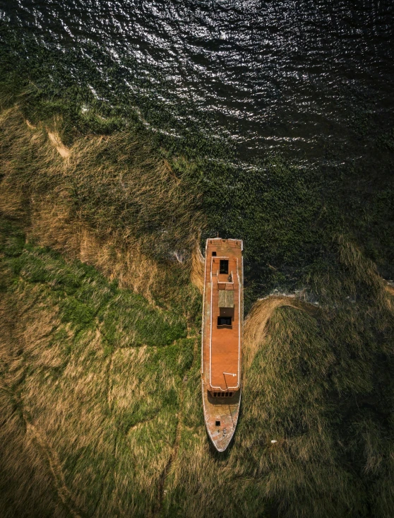 a boat that is sitting in the grass