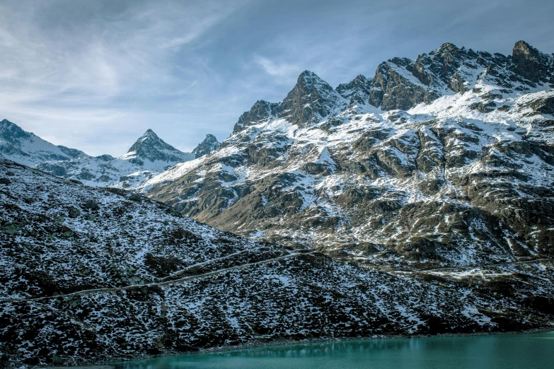 a lake is next to the mountain range