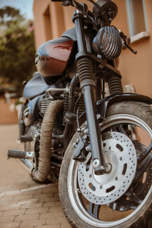 a motorcycle that is parked next to a building