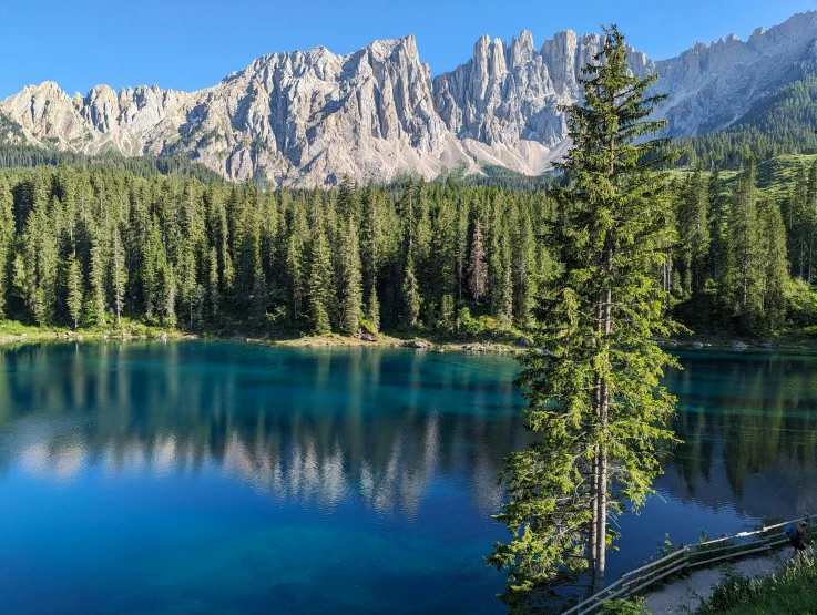 there are many mountains in the background with blue water