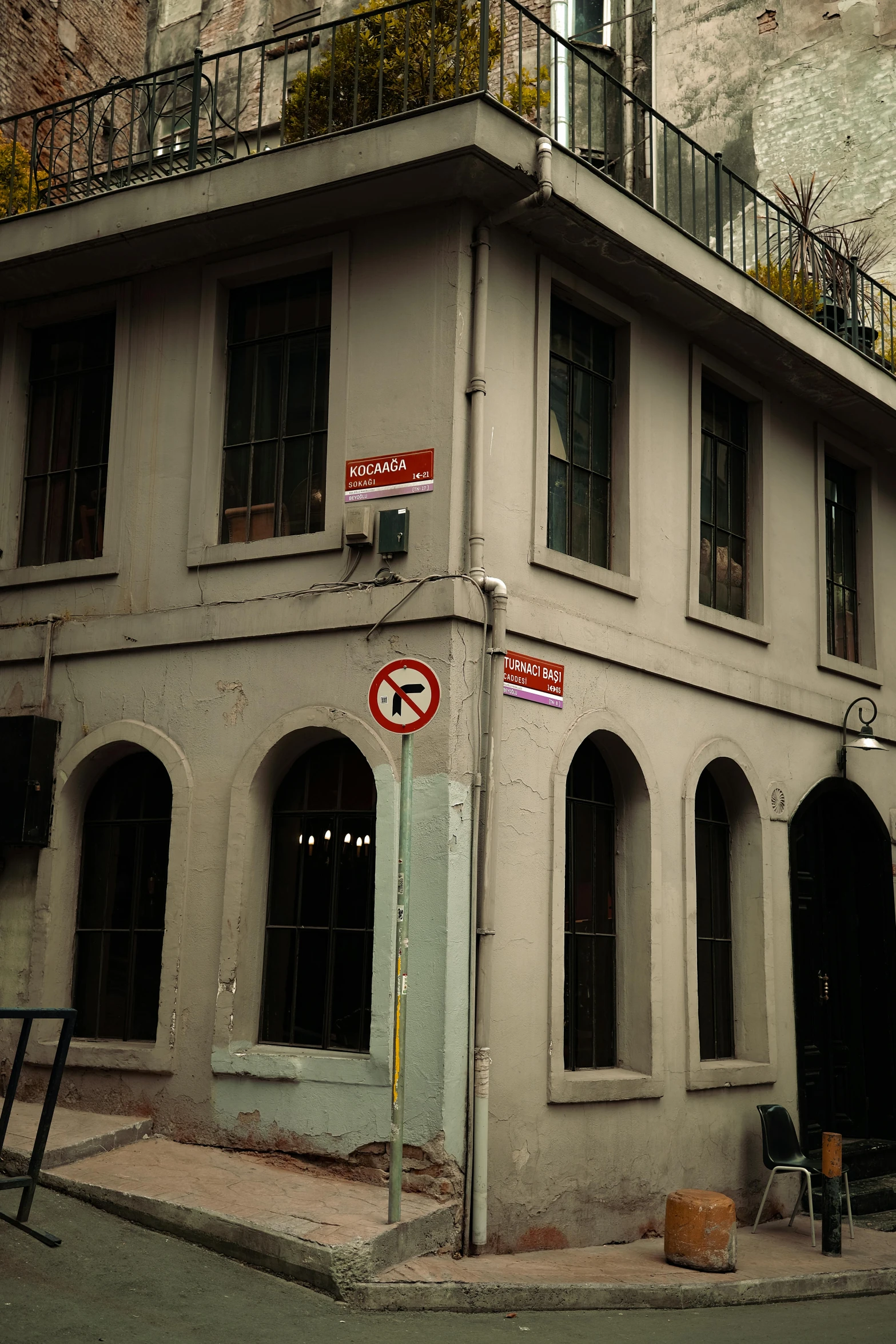 a building with no cars on it and street signs