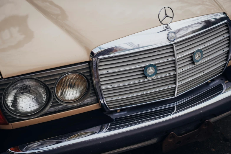 the front of an old mercedes car, from the 1950's