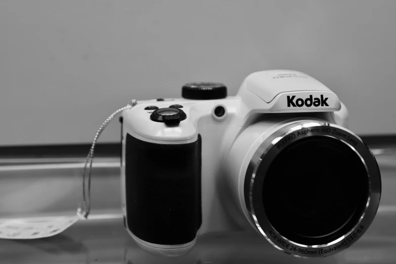 a camera with a mirror on it that says kodak