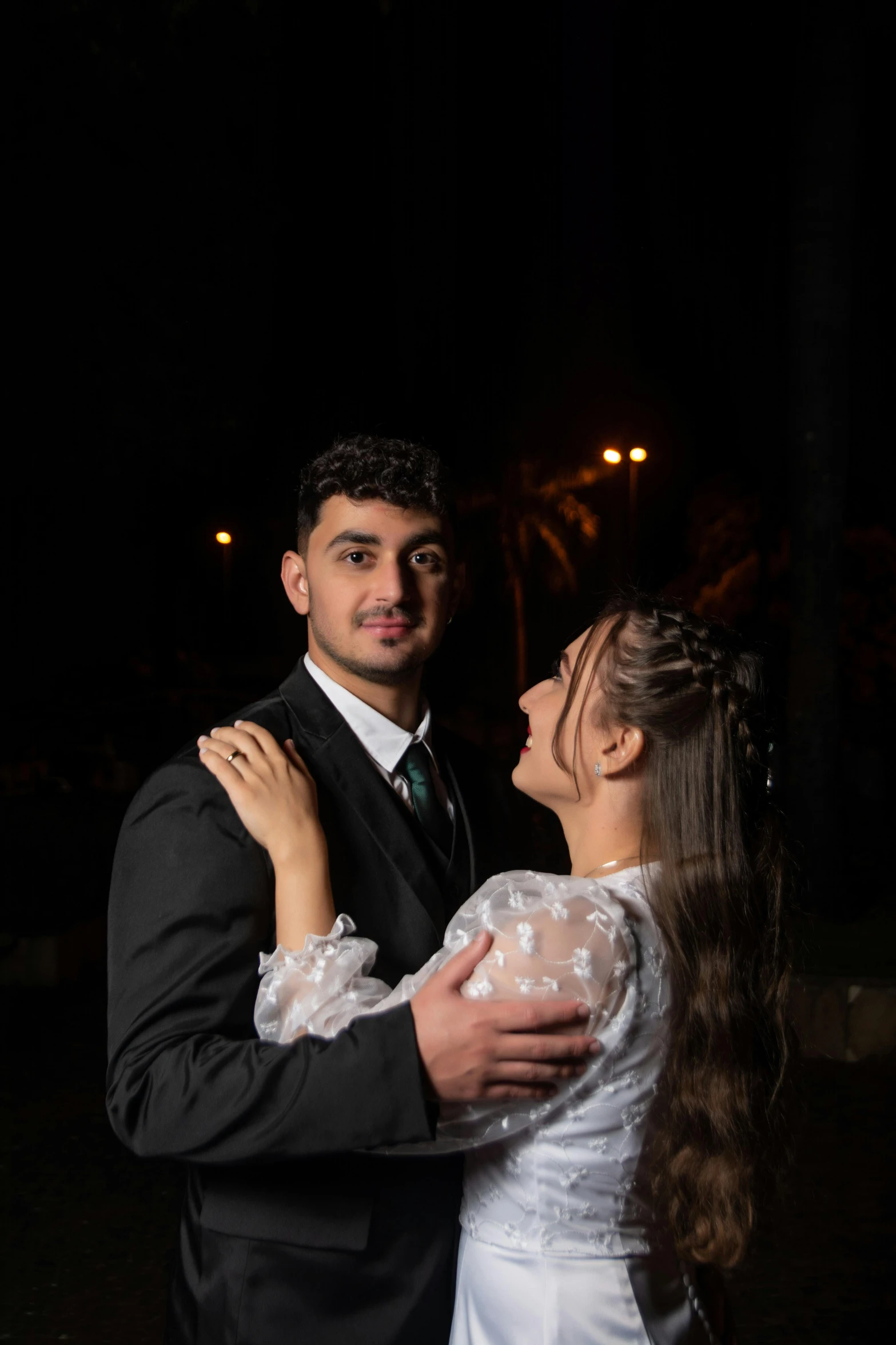 the couple is posing for the camera for their wedding po