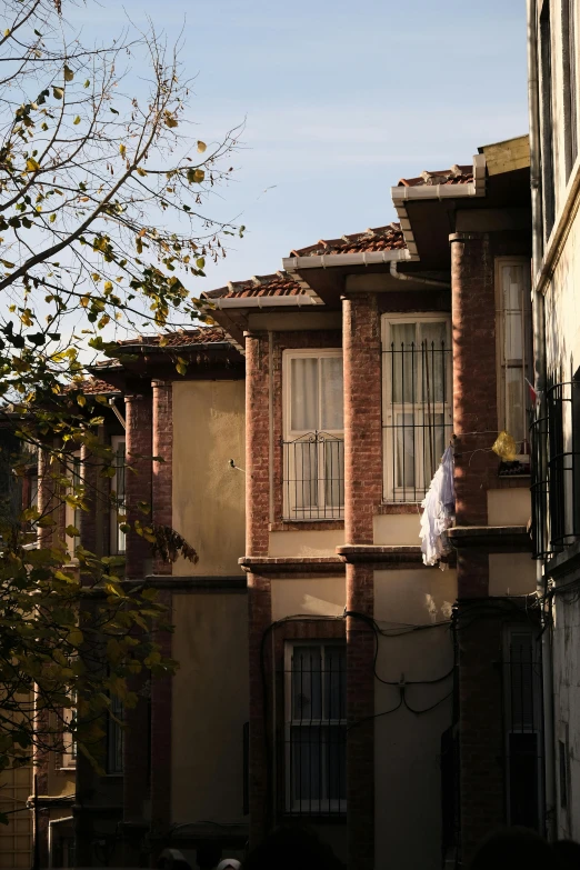 a bunch of houses that are close to each other