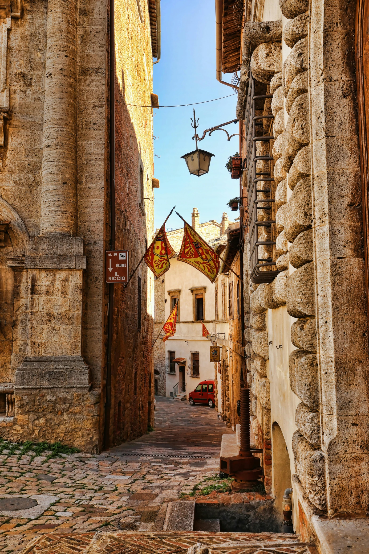 an alley way with many old houses on either side