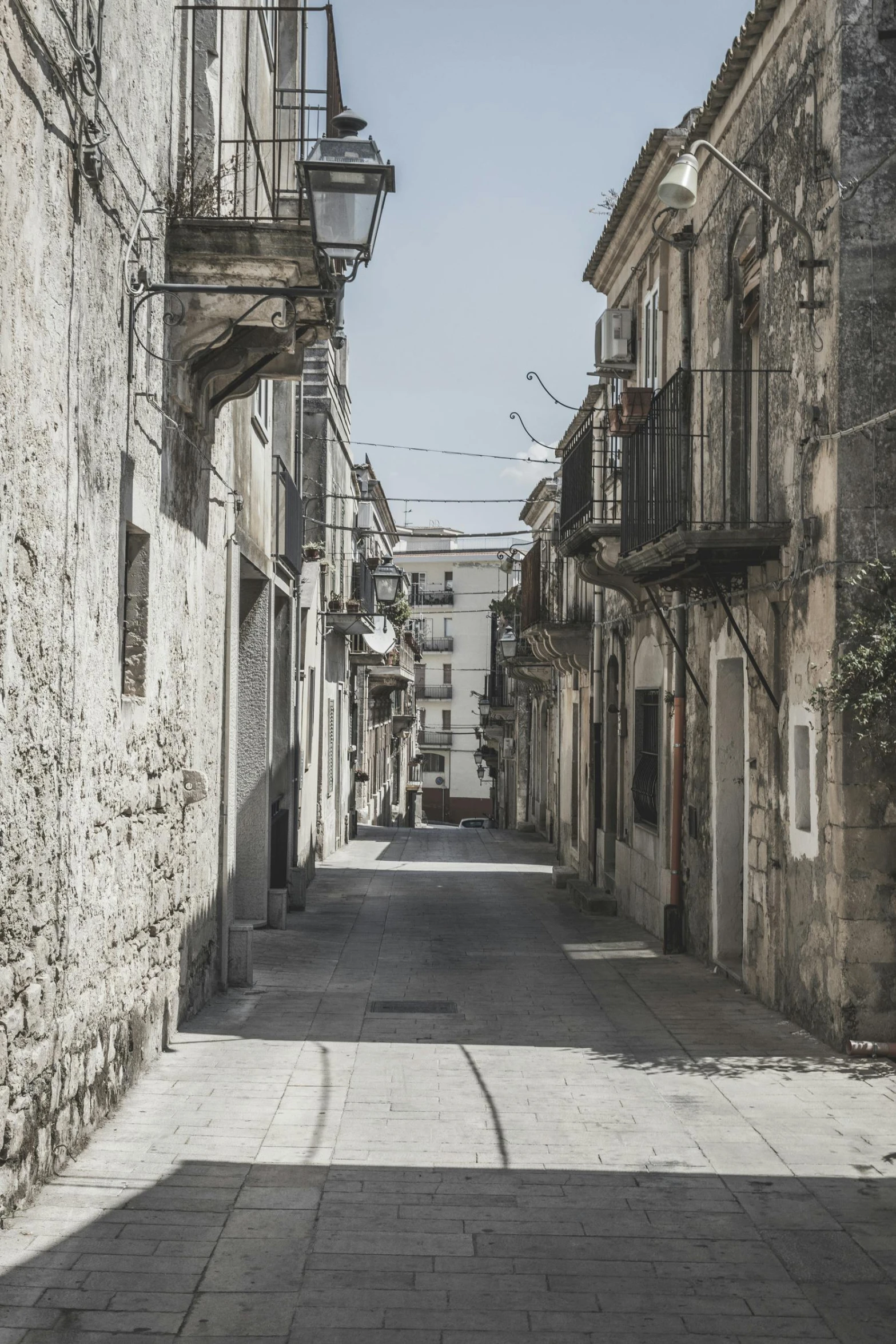 an alley way with no vehicles parked on the side