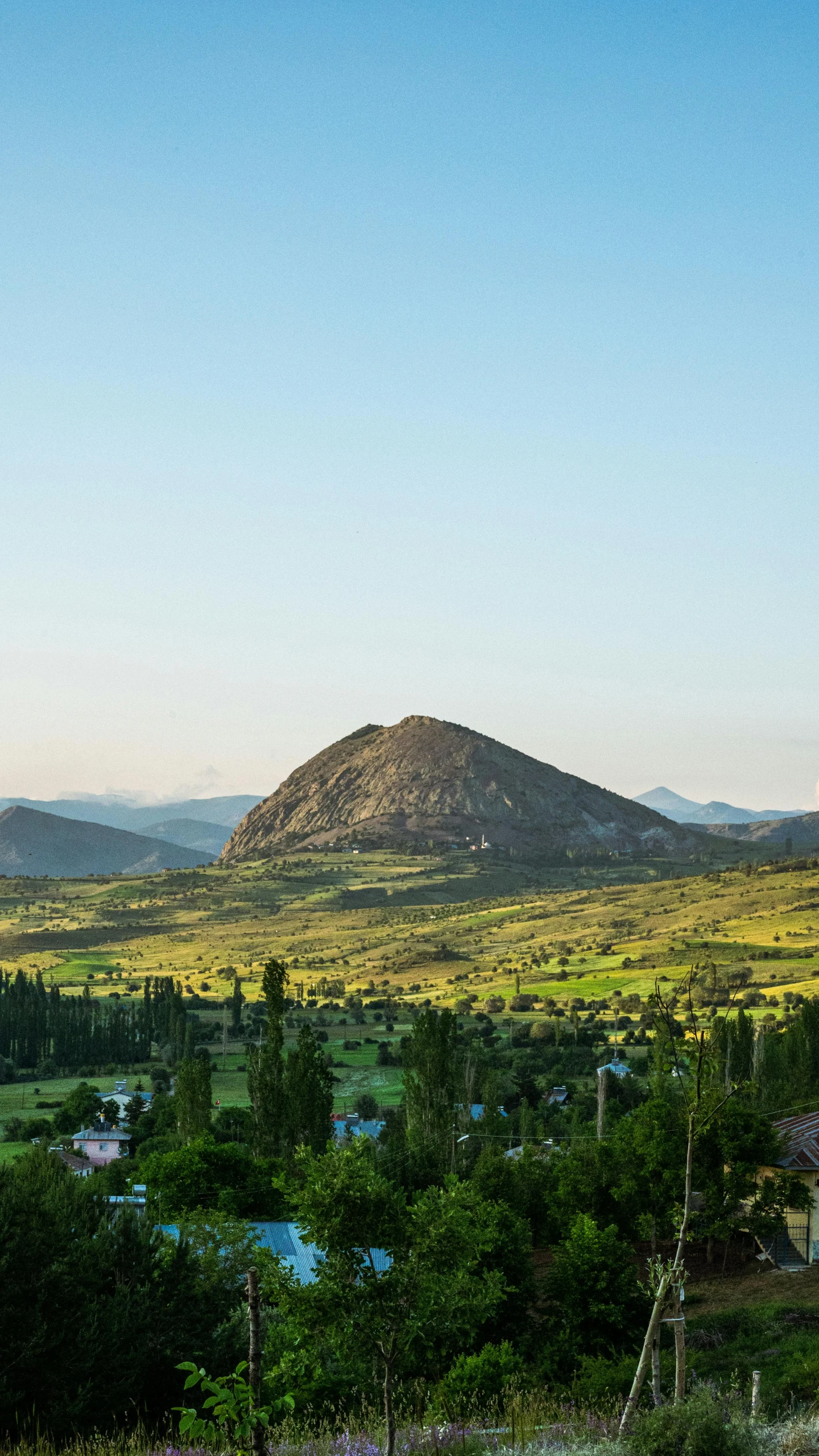 an overview of the view from a small valley in the mountains