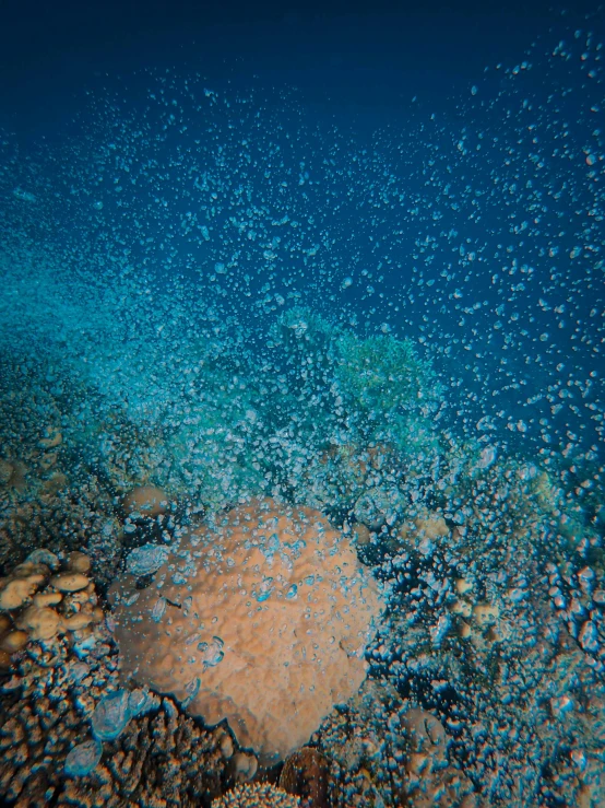 a close up view of some clear water