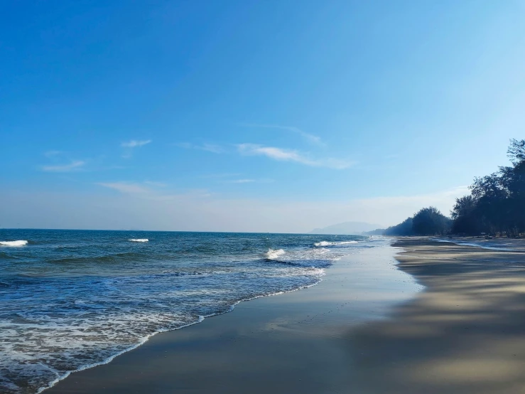 an ocean beach with a sky background and some water