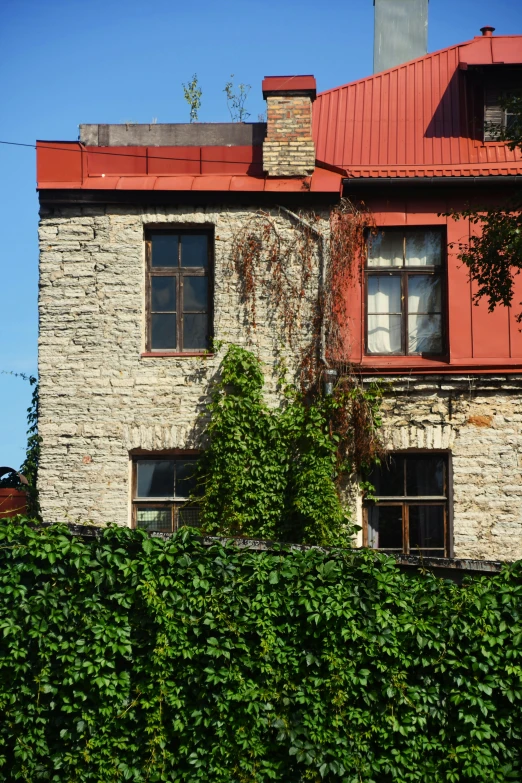 a brick building that has ivy growing in it