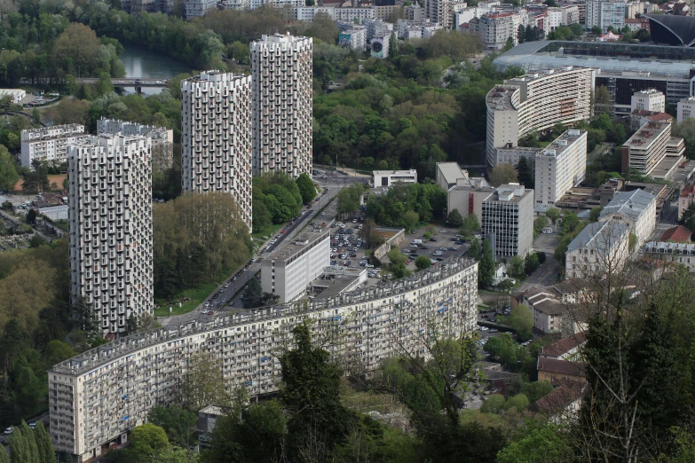 an image of a city setting looking down on a river