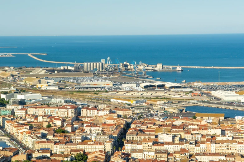 a large city on top of an island near the ocean