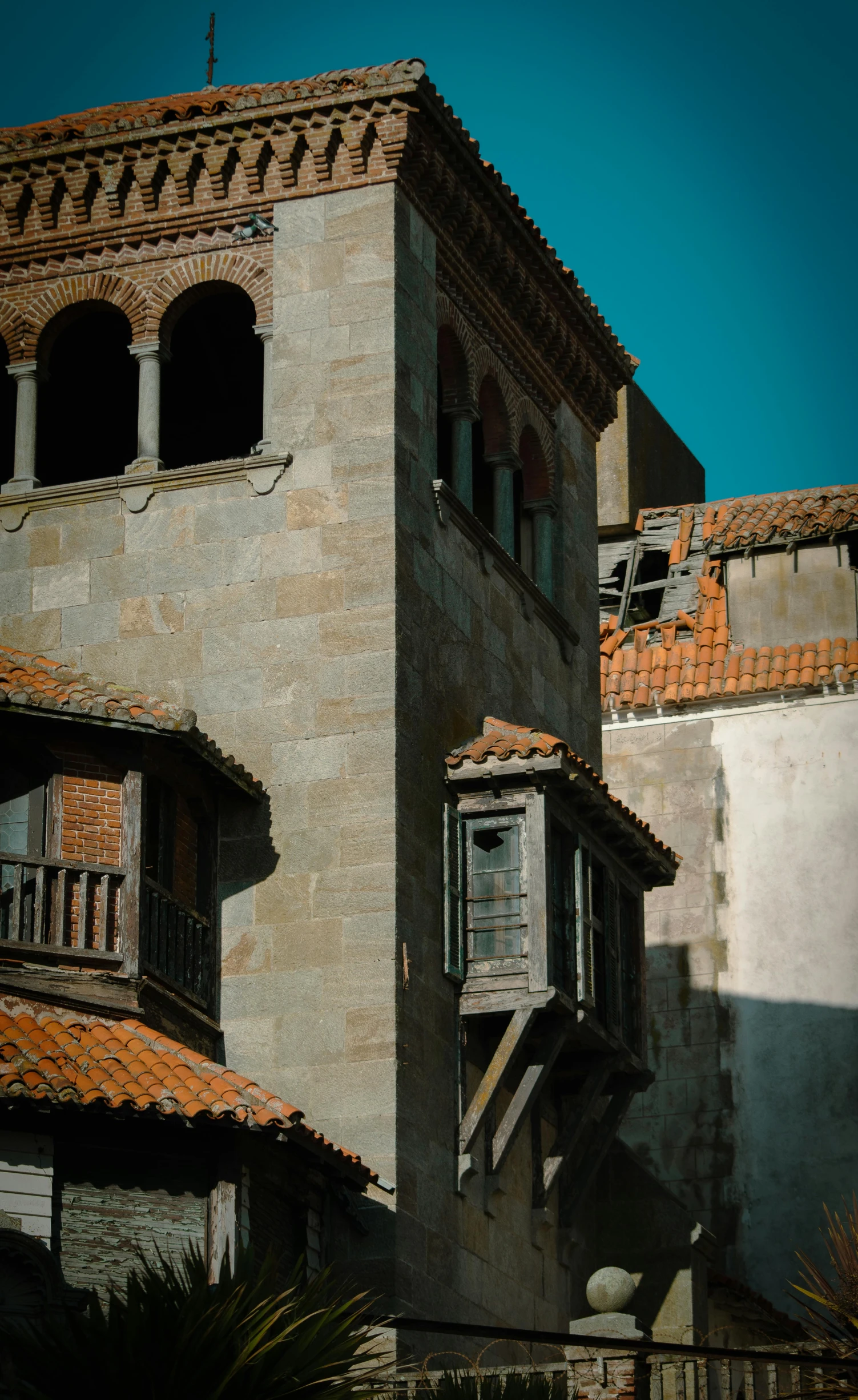 an old stone building has some very cool looking windows