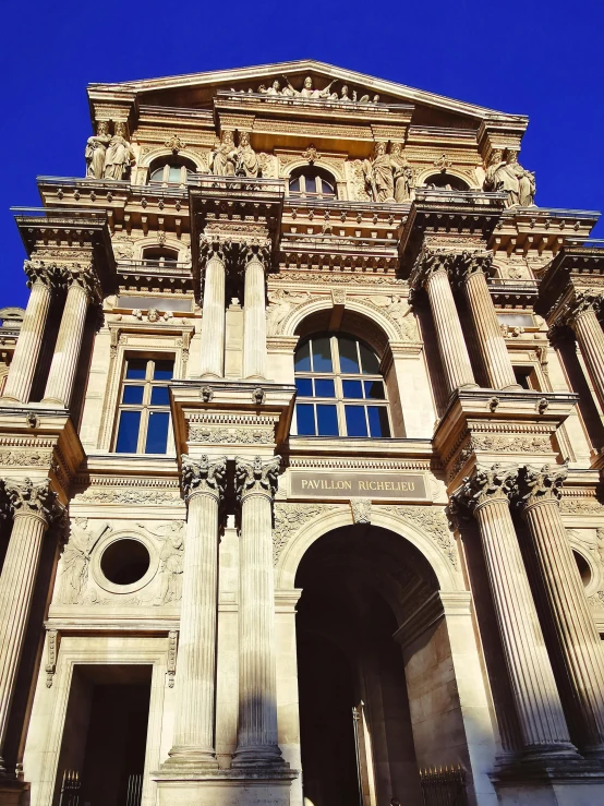 there is an old building with large columns and arches