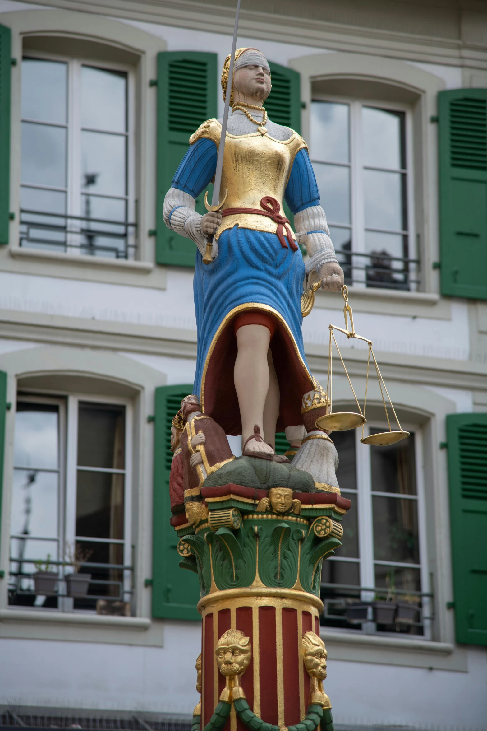 a statue of a statue holding the scales of justice