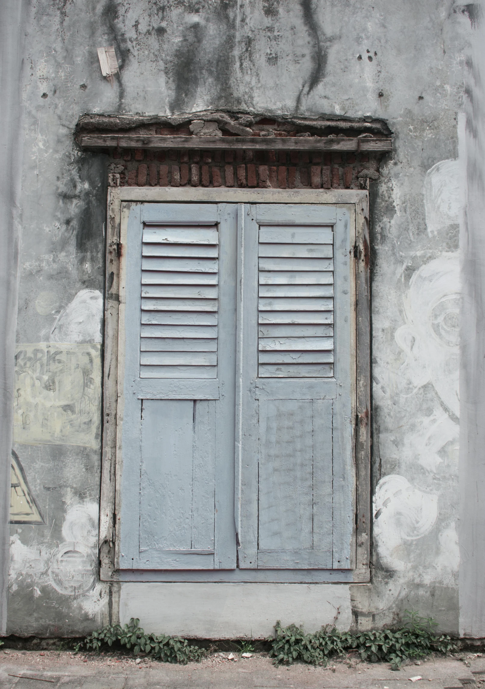 the blue shutters on this building are missing