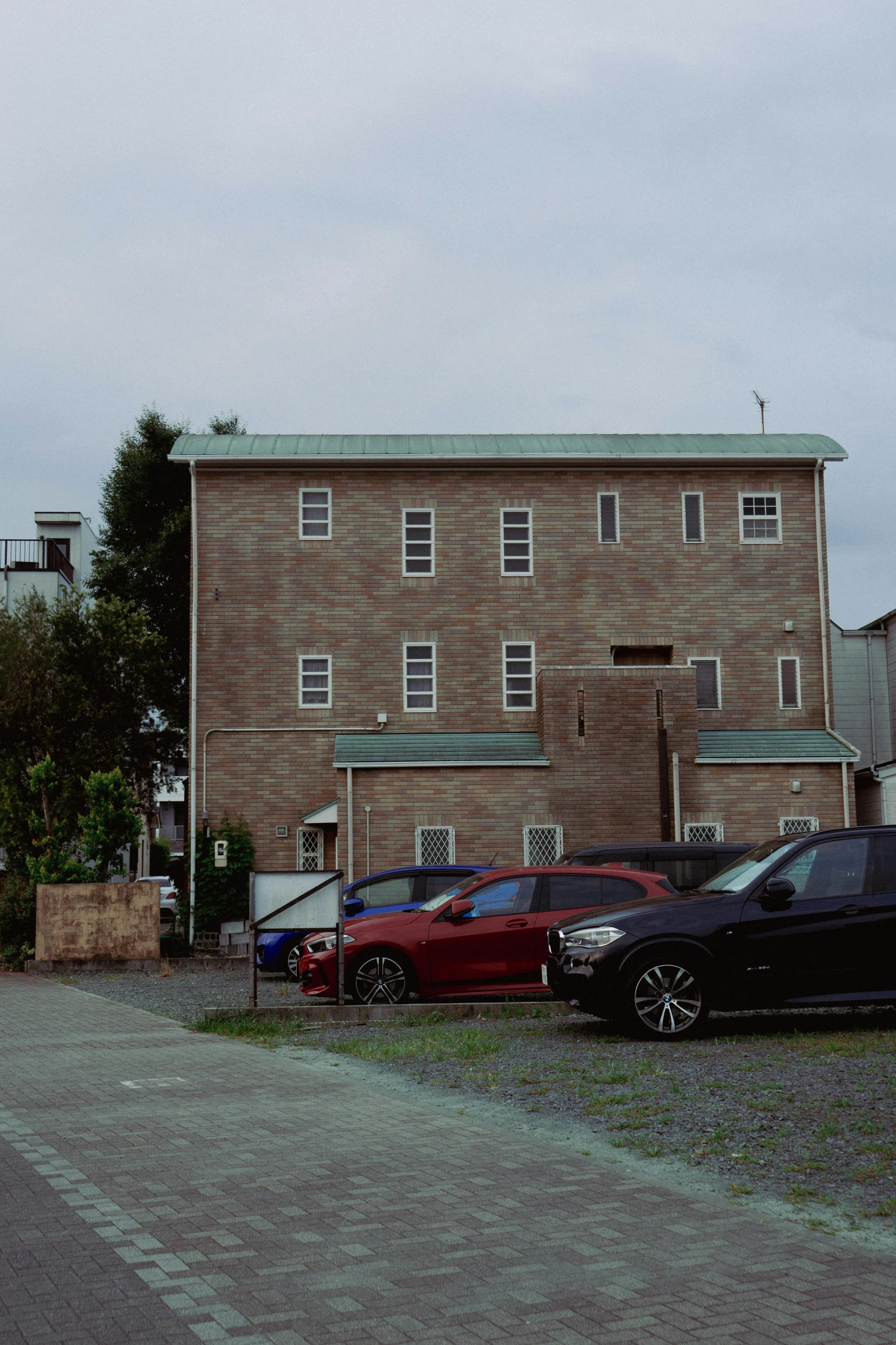 a parking lot full of cars in front of a building