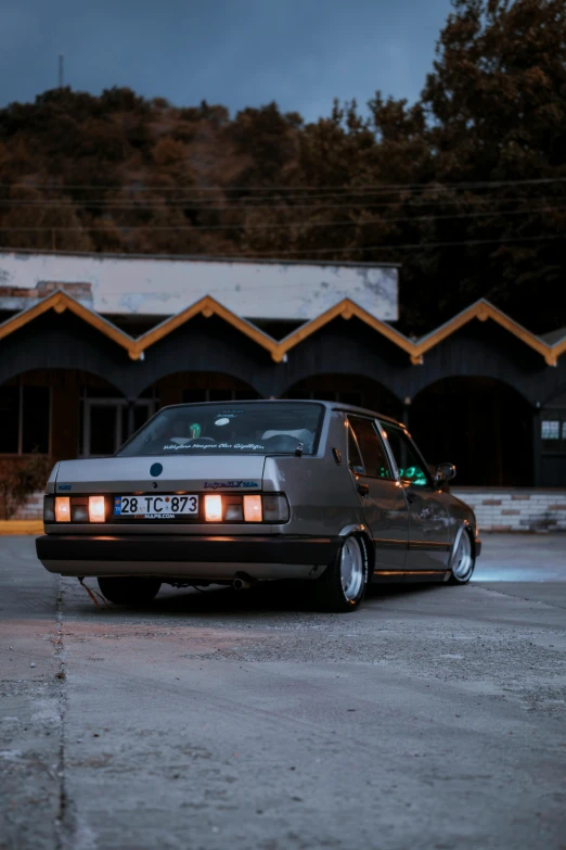 a car is shown in front of a building