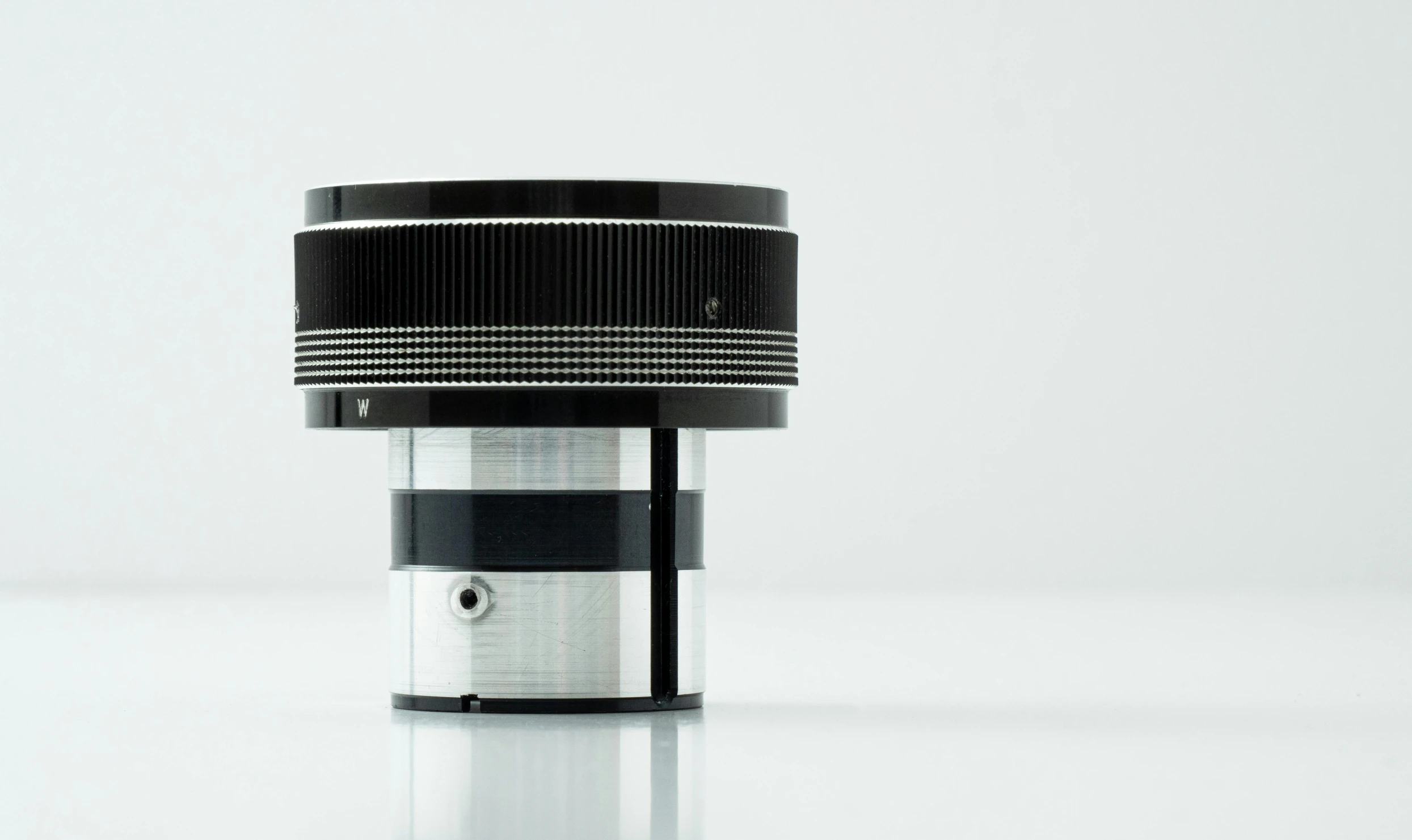 a black and white po of a camera lens