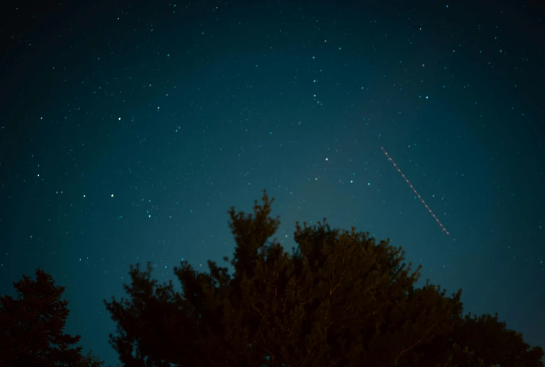 a shooting star in the night sky with no images visible