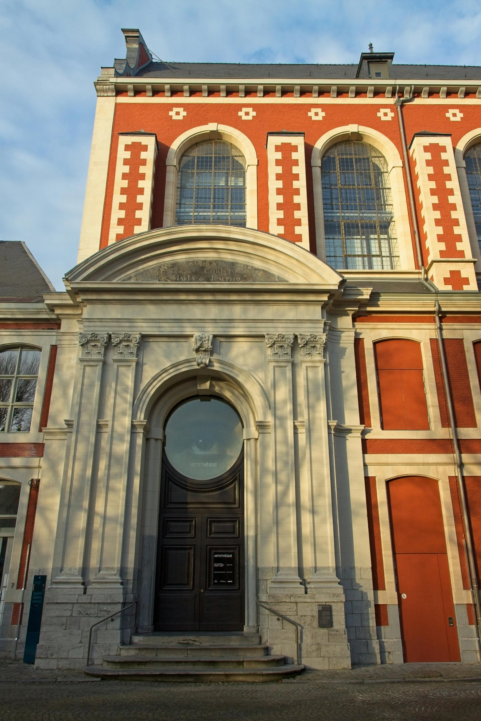 a very big pretty building with an arched window