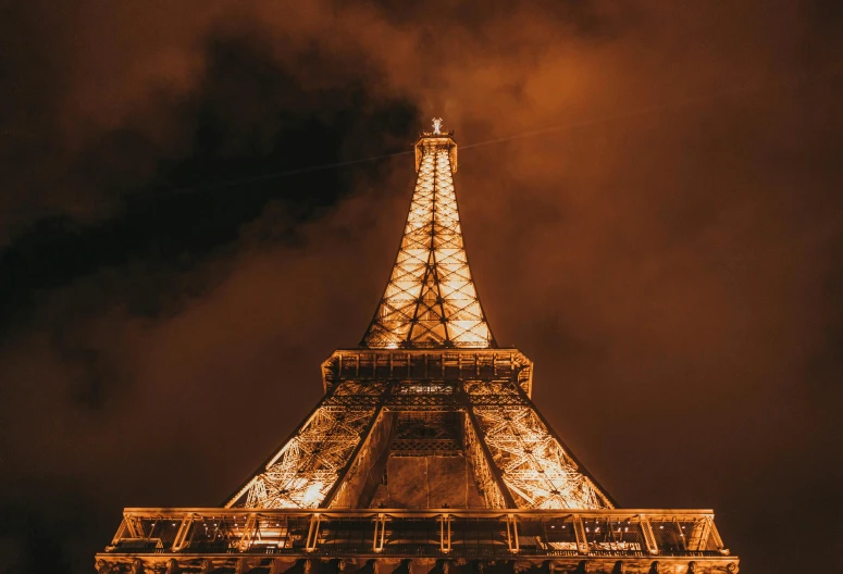 the lights of the eiffel tower lit up at night