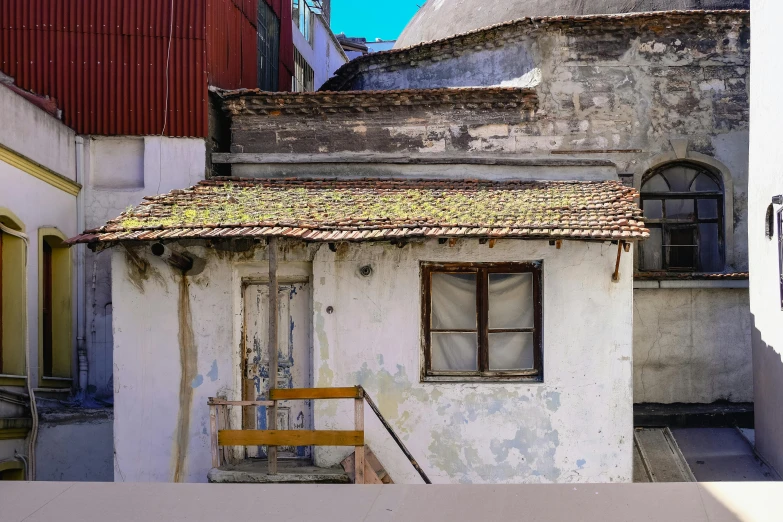 a run down house in an alley way