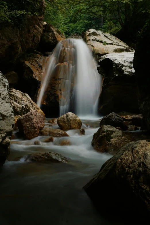 there are rocks and water in the stream