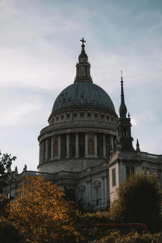 the dome of a building in london is shown