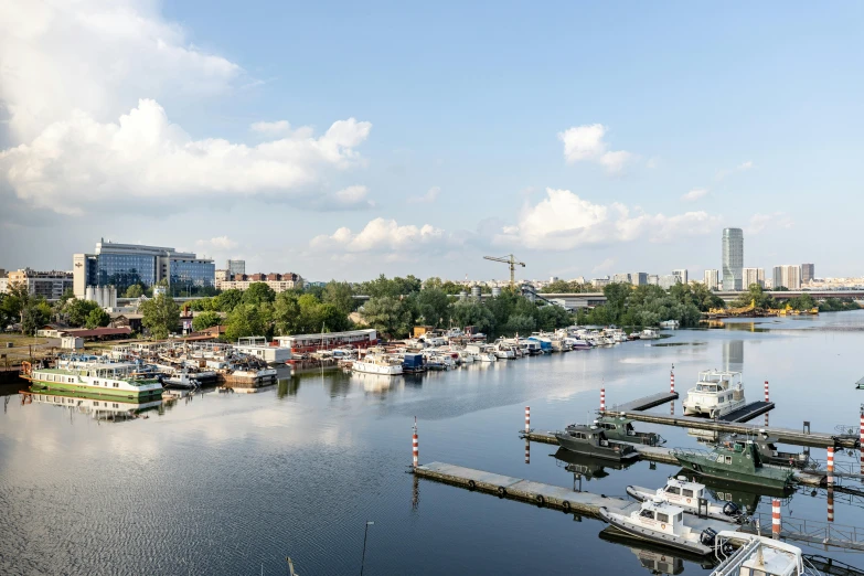 several small boats are docked near some water