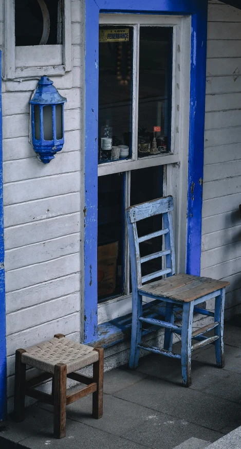 there are two chairs that are next to a building