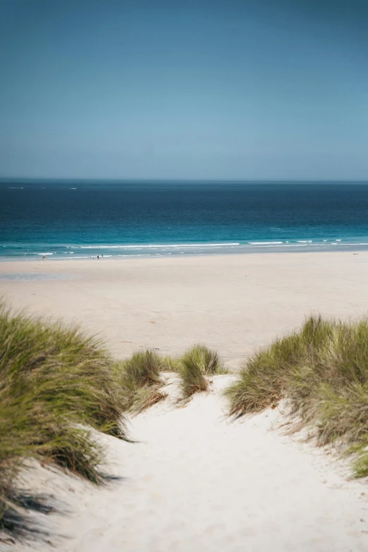 the sand dunes are clear and clear on this beach