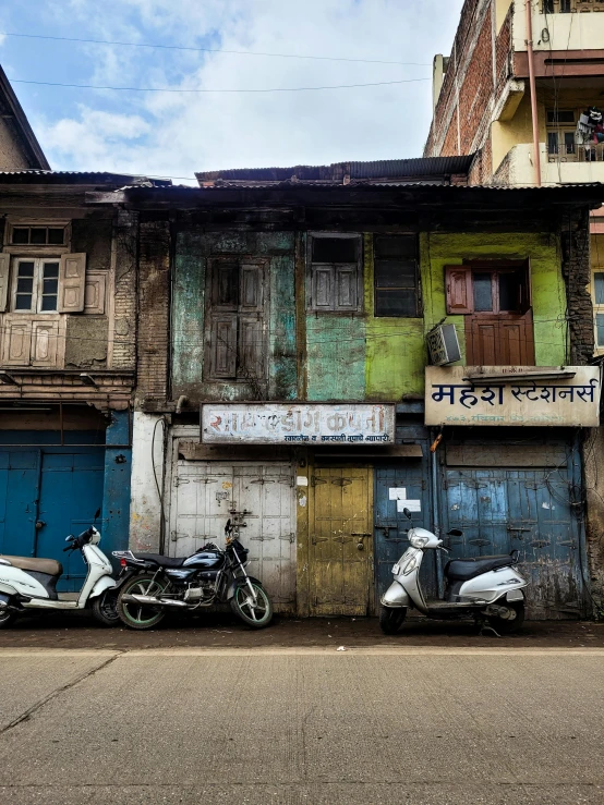 a bunch of motorcycles parked outside some building