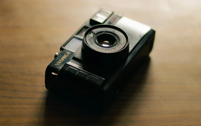 a black compact camera with an extended lens