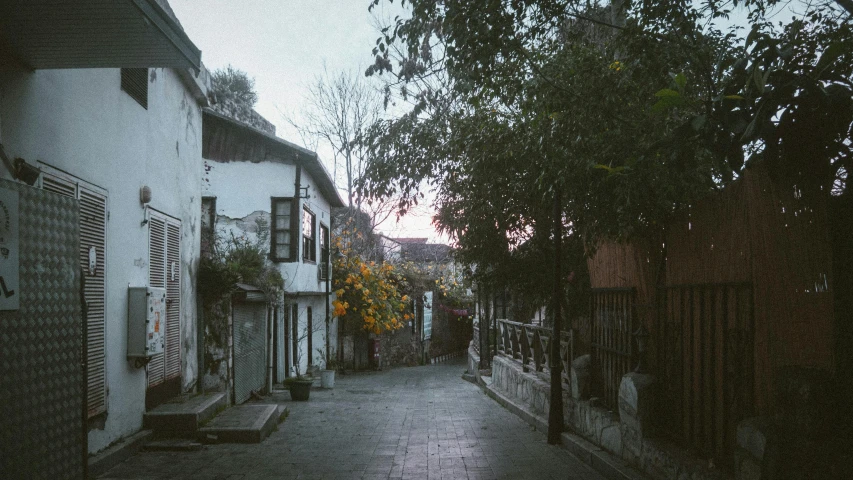 an empty alley in front of a white building