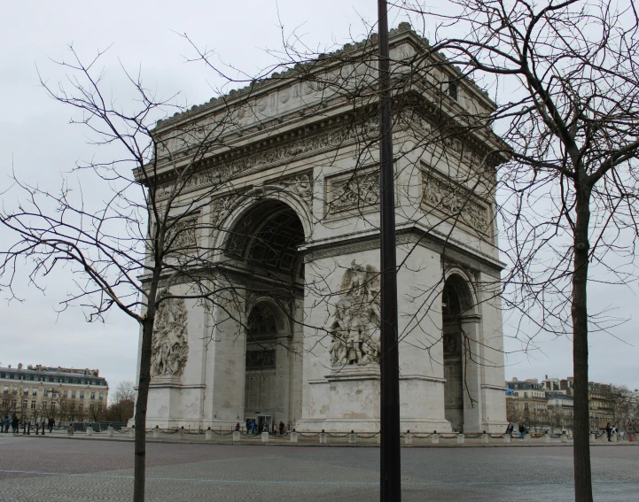 there is a very tall obelisk in the middle of the park