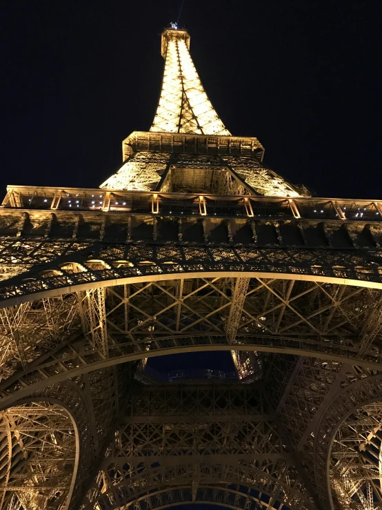 the eiffel tower lit up at night