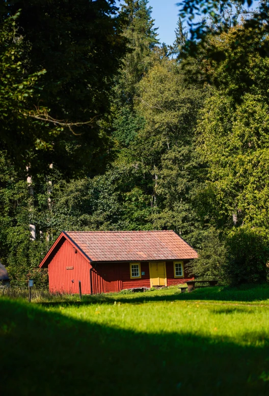 a house that is sitting in the grass