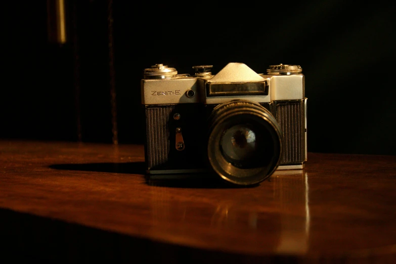 an old fashioned camera is shown in the dark