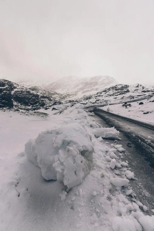 there is snow on the snowbank and mountains in the background