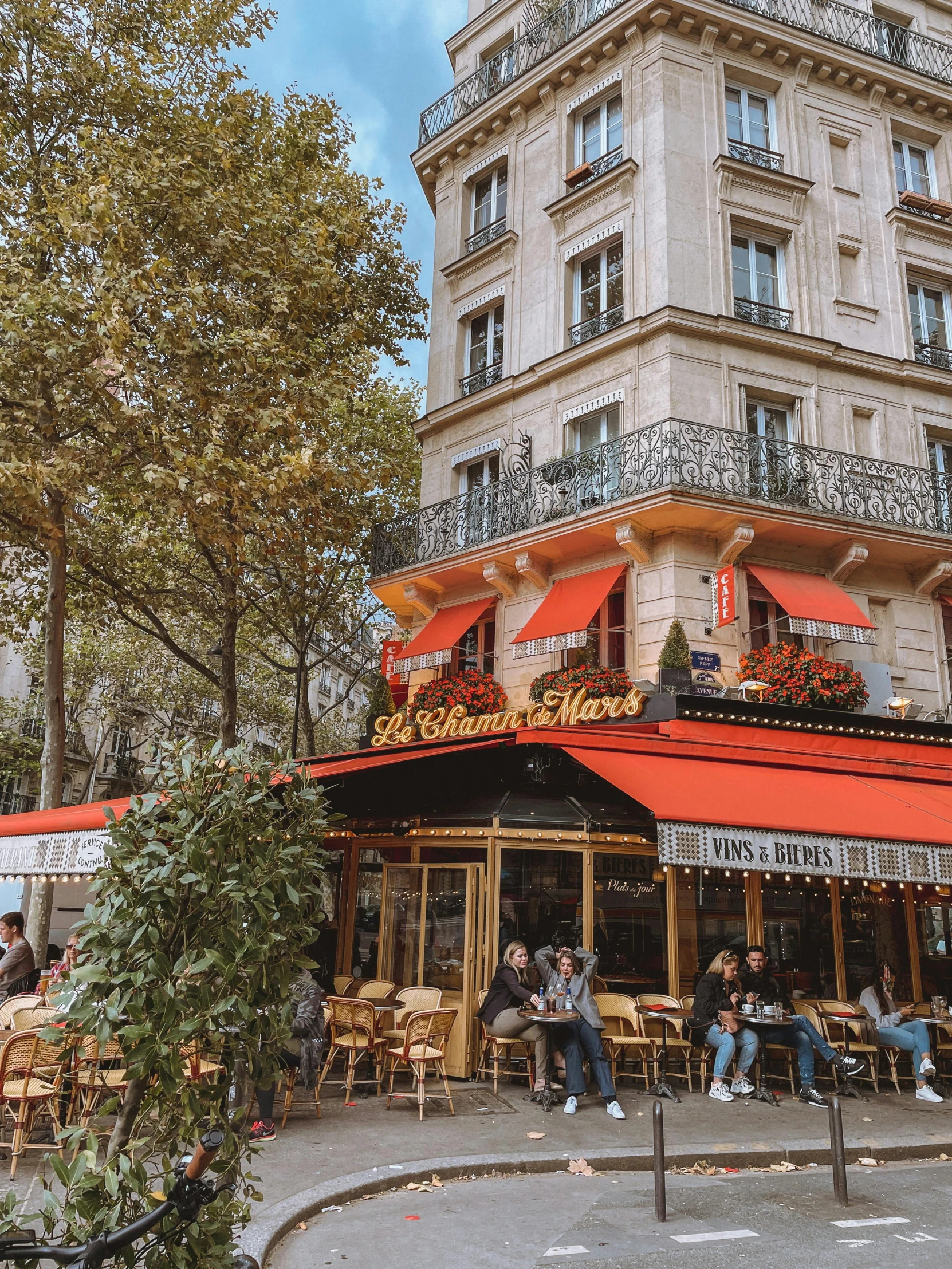 a building with many tables and chairs outside