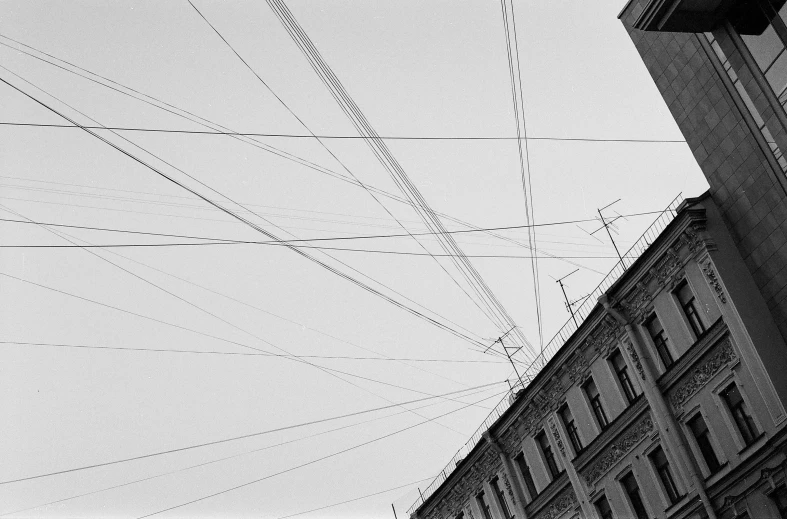 a bunch of wires on the side of a tall building