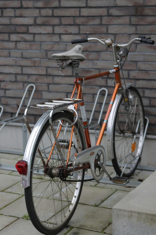 this is a bicycle that has orange seats on it