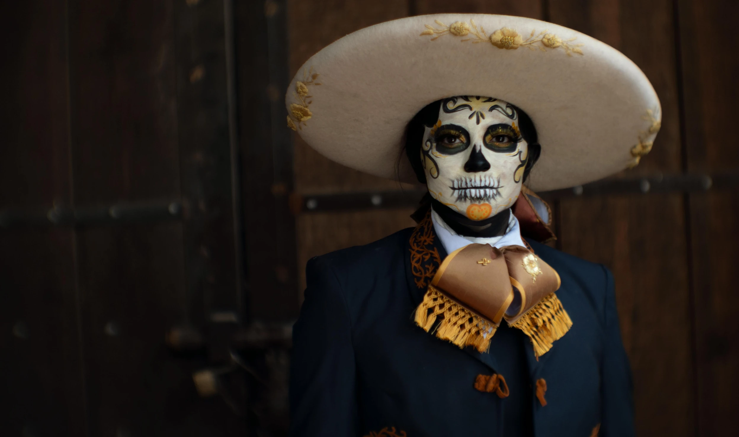 the skeleton is dressed up in a mexican style costume