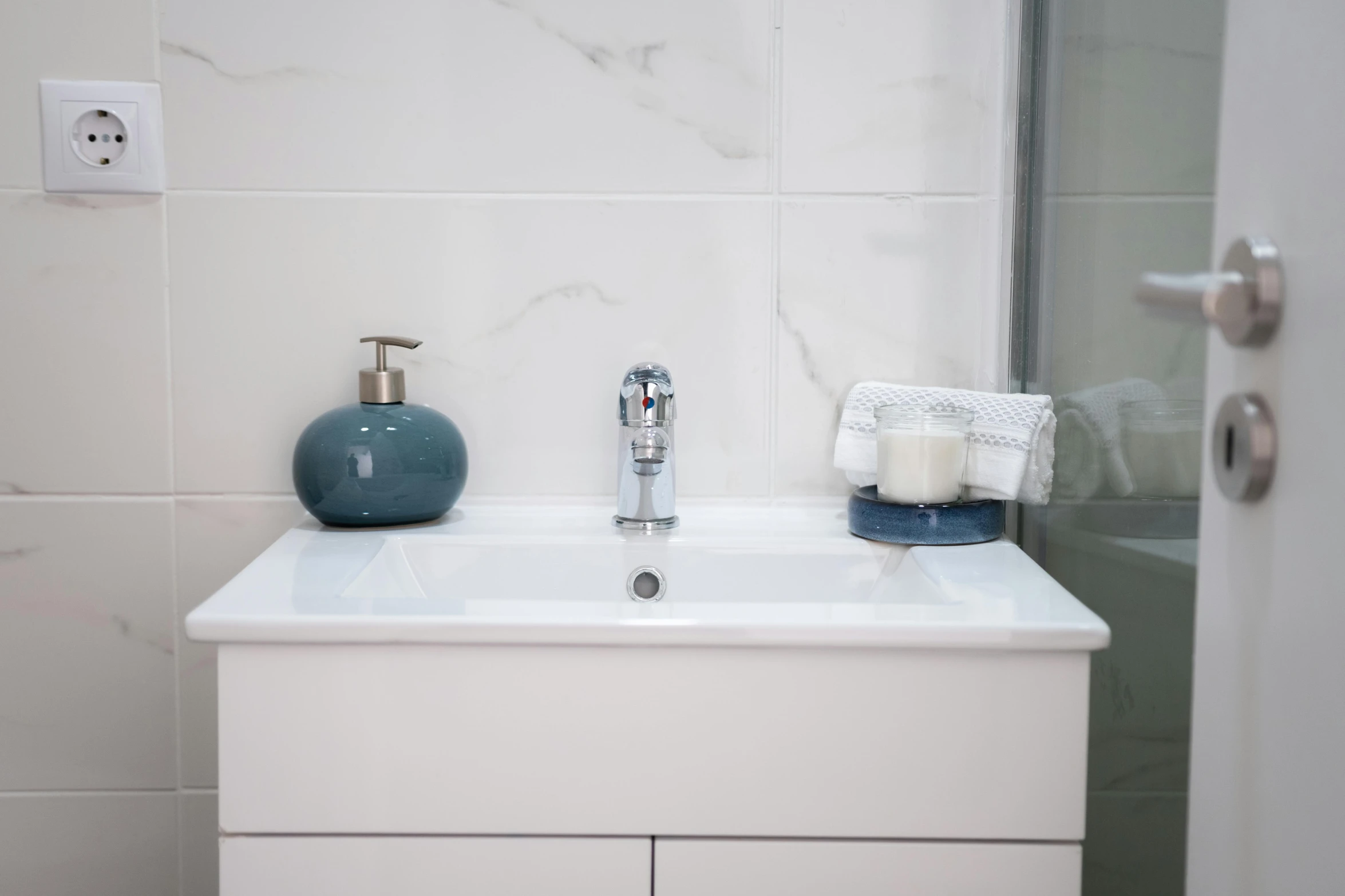 the bathroom sink is clean and ready to be used