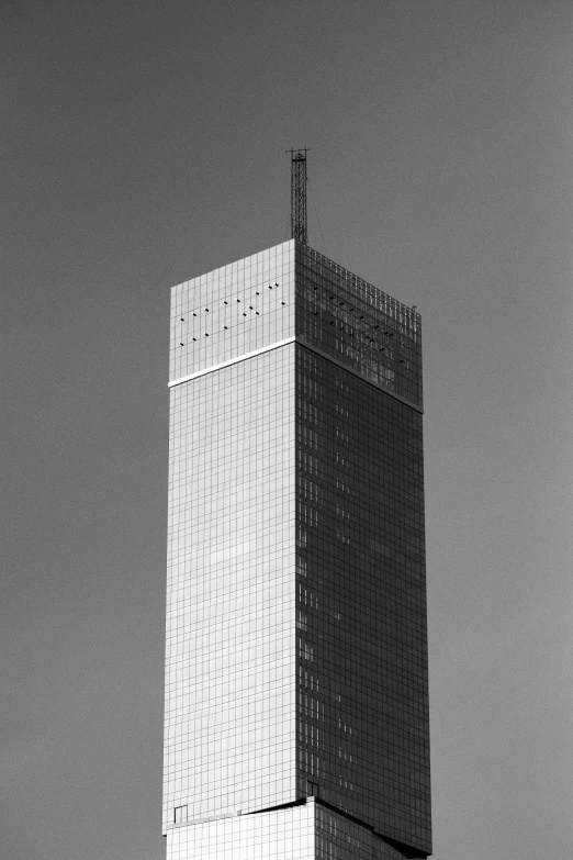 a tall building with no top on a foggy day